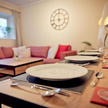 Top View 2 Bedroom Apartments Плимът Екстериор снимка