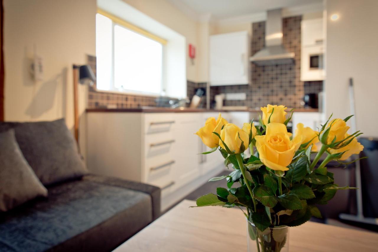 Top View 2 Bedroom Apartments Плимът Екстериор снимка